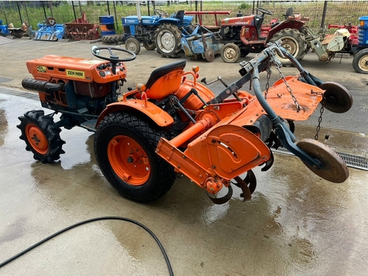 KUBOTA トラクター B7001
