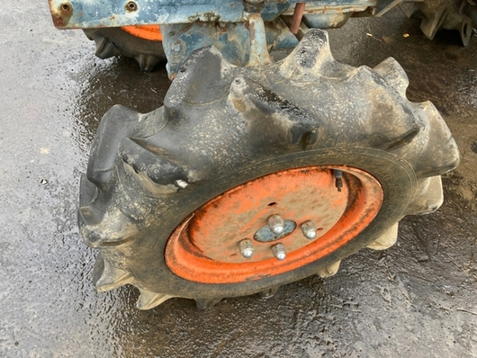KUBOTA トラクター B7000D
