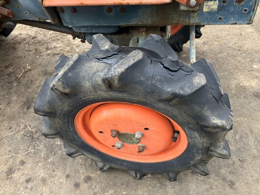 KUBOTA トラクター B7001D