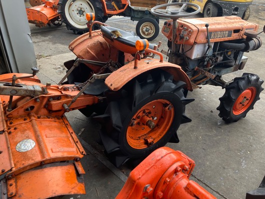 KUBOTA トラクター B7000D