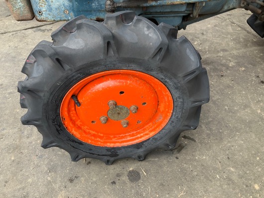 KUBOTA トラクター B7000D